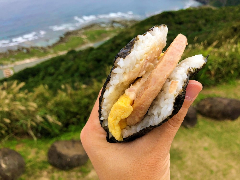 ポーク玉子おにぎりにシーチキンマヨネーズも 沖縄でのおいしい食べ方3選 たべぷろ