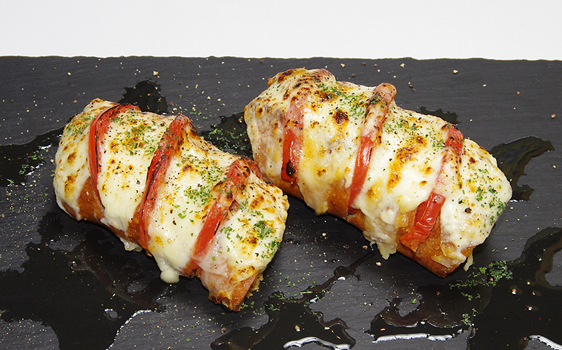 ベシャメルソースが相性抜群 オーガニックトマトとバゲットのオーブン焼き たべぷろ