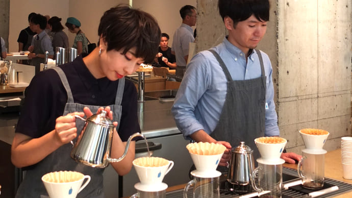 神戸の景観に溶け込むブルーボトルコーヒー、カウンターで一杯ずつ抽出