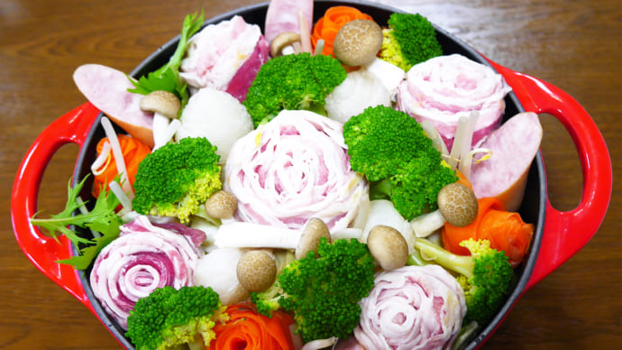 今年のおすすめは花畑鍋！バラ肉やスライスした根菜で作ろう