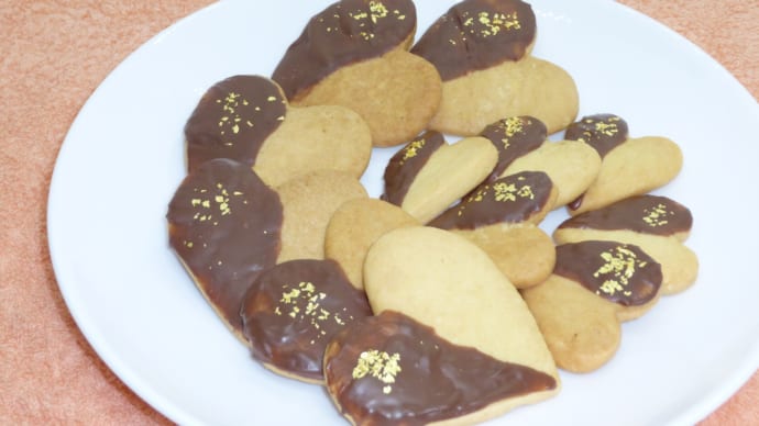 食べられる金箔で華やかに♪ バレンタインのチョコがけクッキー【レシピ付き】