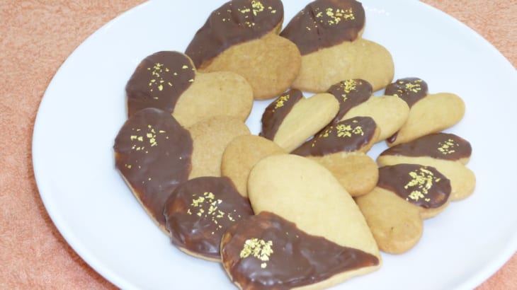 食べられる金箔で華やかに バレンタインのチョコがけクッキー レシピ付き たべぷろ