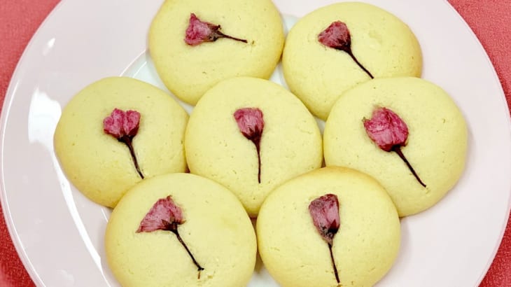 桜の塩漬けでかわいいクッキー お花見のおやつにも レシピ付き