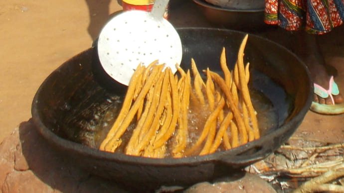 西アフリカで人気のピーナッツ菓子「クリクリ」