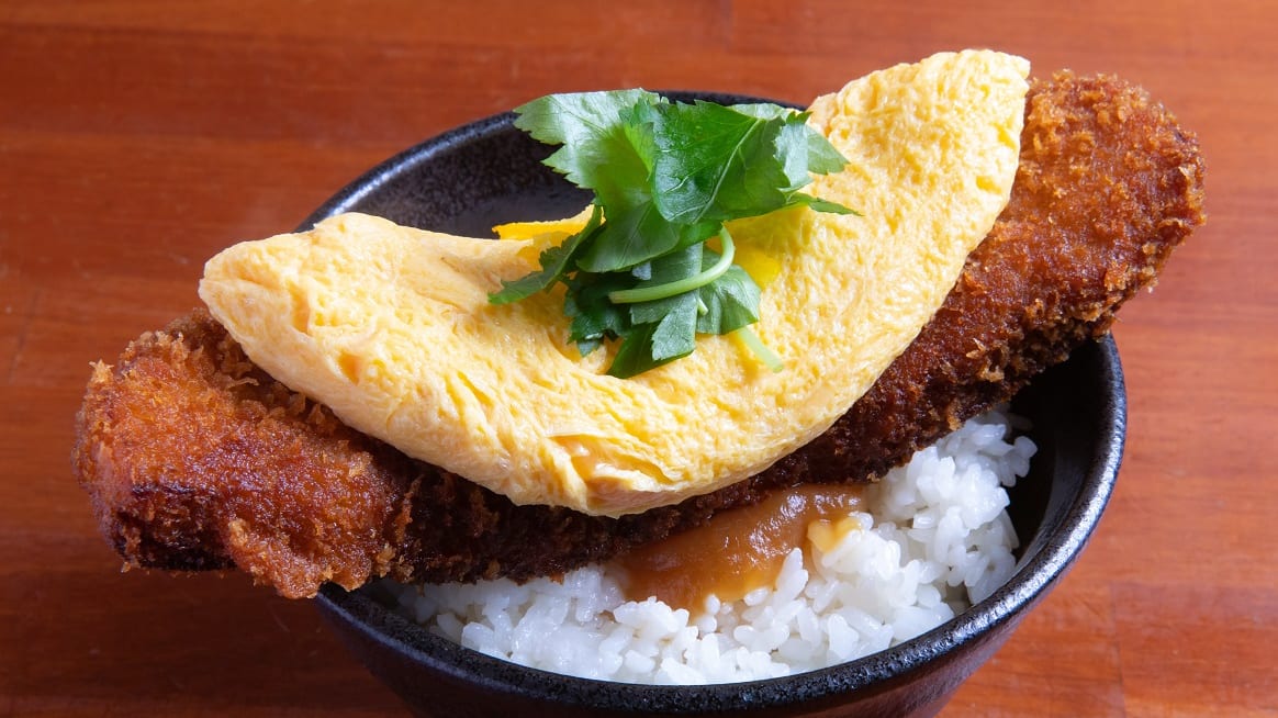 豚角煮カツ×オムレツ！進化したカツ丼が名物ランチに - たべぷろ