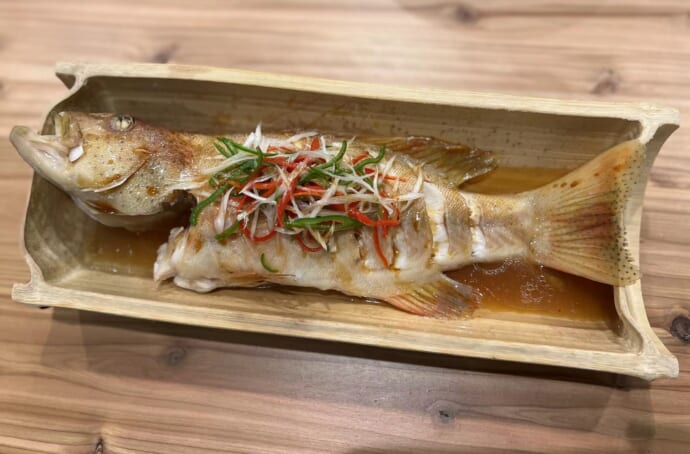 鼓油皇蒸魚（魚の広東風蒸し物）の写真