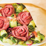 ローストビーフときゅうりを使ったブーケサラダ